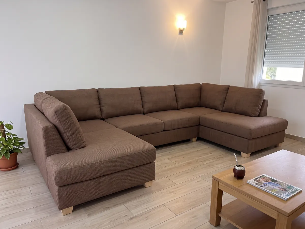 Sillon esquinero en U en el living de una casa de Cordoba