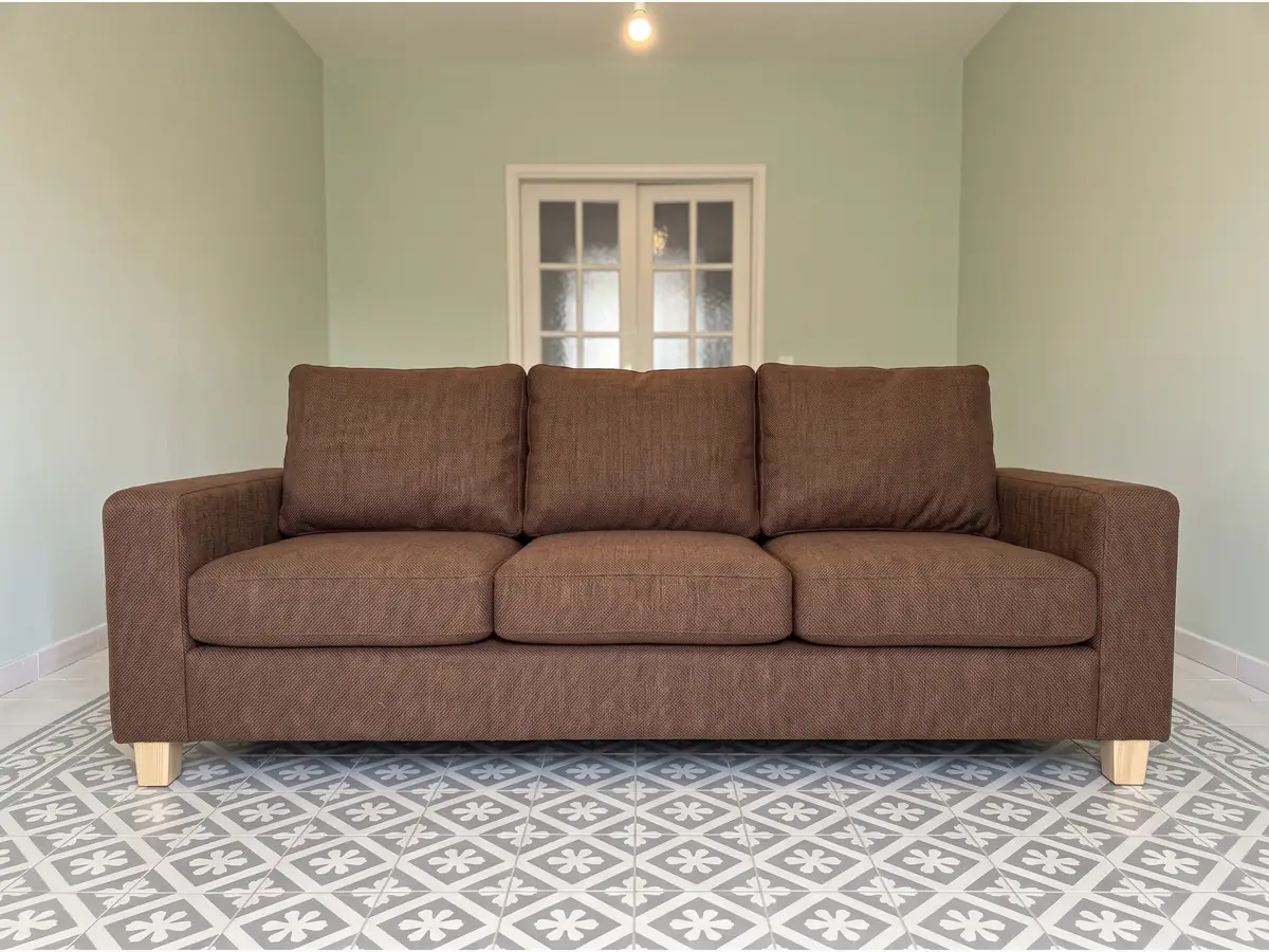 Sillón 3 Cuerpos Chenille Marrón en vista frontal, fabricado en Córdoba